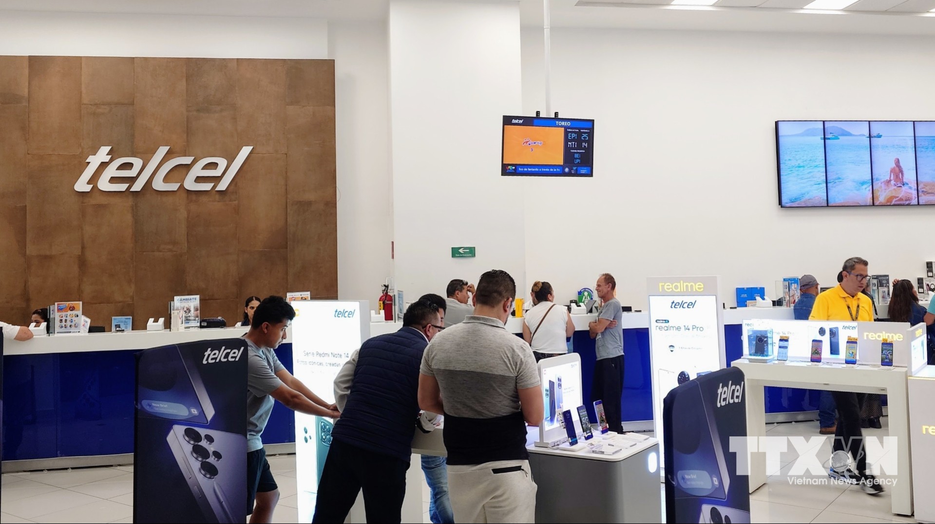 Người dân đăng ký sử dụng dịch vụ di động tại một trung tâm của nhà mạng Telcel ở thủ đô Mexico City. (Ảnh: Phi Hùng/TTXVN)